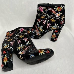Women’s Lulus bootie boots black velvet with stitching size 6